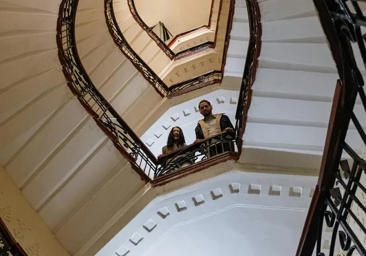 Personnes qui montent dans des escaliers et regardent vers le bas pour voir le parcours personnel réalisé.