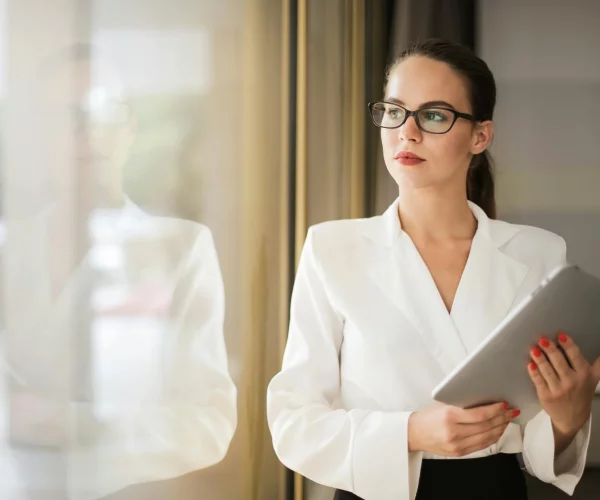 Femme tenant un ordinateur qui attend son rendez-vous coaching .